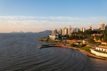 Obraz premium Florianópolis e seus prédios no pôr do sol