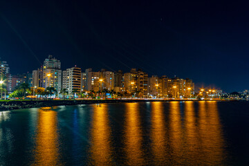 Fototapeta premium noite em Florianópolis e as luzes refletindo no mar e os prédios da avenida beira mar norte da cidade de Florianopolis Santa Catarina Brasil