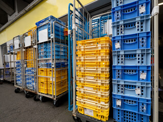 積み上げられた通い箱