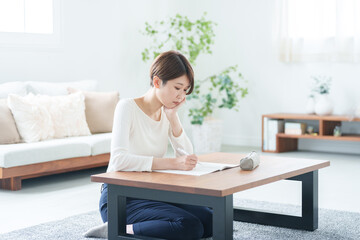 家で勉強する社会人女性