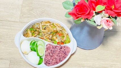 Minimalist lunch box for packing to work