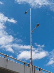 青空と道路照明灯