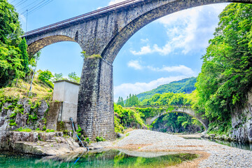 Fototapeta premium 初夏の轟橋と出会橋 大分県豊後大野市 Todoroki-bashi bridge and Deai-bashi bridge in early summer. Oita Pref, Bungono City.