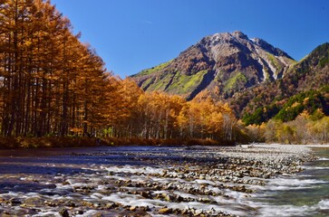 Obraz premium 秋の上高地・焼岳