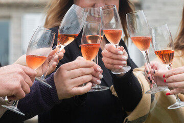 Un grupo de amigas festejan y brindan con copas de champagne por el reencuentro
