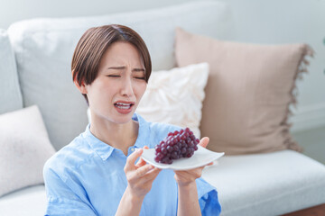 ブドウを食べる女性（夏・食べ物・フルーツ）