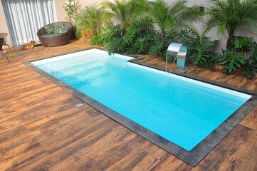piscina de casa area de lazer com cascata e jardim tropical 