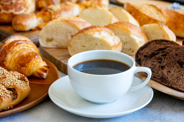 焼きたてのパンと淹れたてのコーヒー