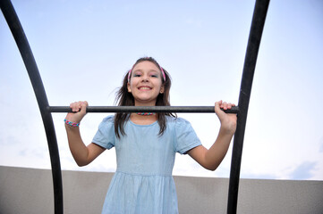 Menina sorridente brincando feliz 