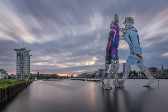Berlin, Molecule Man, DFB Trikot