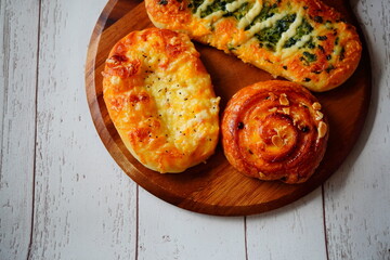 パン屋さんで昼食用に購入した惣菜パン。たまごパン、野沢菜パン、メープルロール。