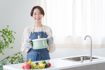 キッチンで料理をする女性（家事・主婦・自炊）