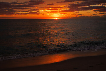 Obraz premium Beautiful clouds over the sea, sunrise