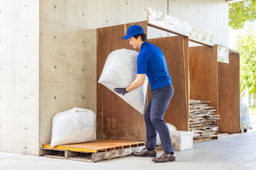 ごみ収集する作業員