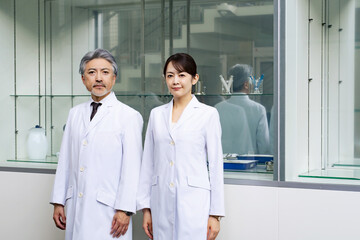 白衣のミドル男女