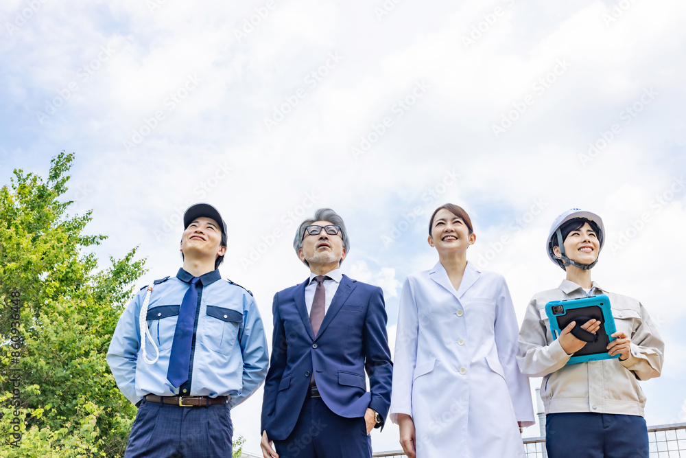 Poster 空を見上げる様々な職業の人々（ビジネスマン・エンジニア・研究者・警備員）