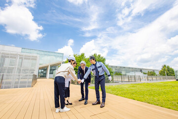 様々な職業の人々のチームワークイメージ（ビジネスマン・エンジニア・研究者・警備員）