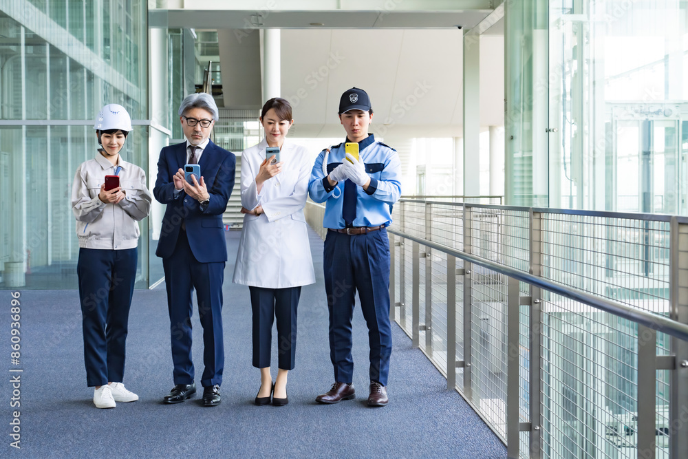 Poster スマホを使う様々な職業の人々（ビジネスマン・エンジニア・研究者・警備員）