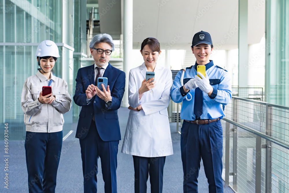 Poster スマホを使う様々な職業の人々（ビジネスマン・エンジニア・研究者・警備員）