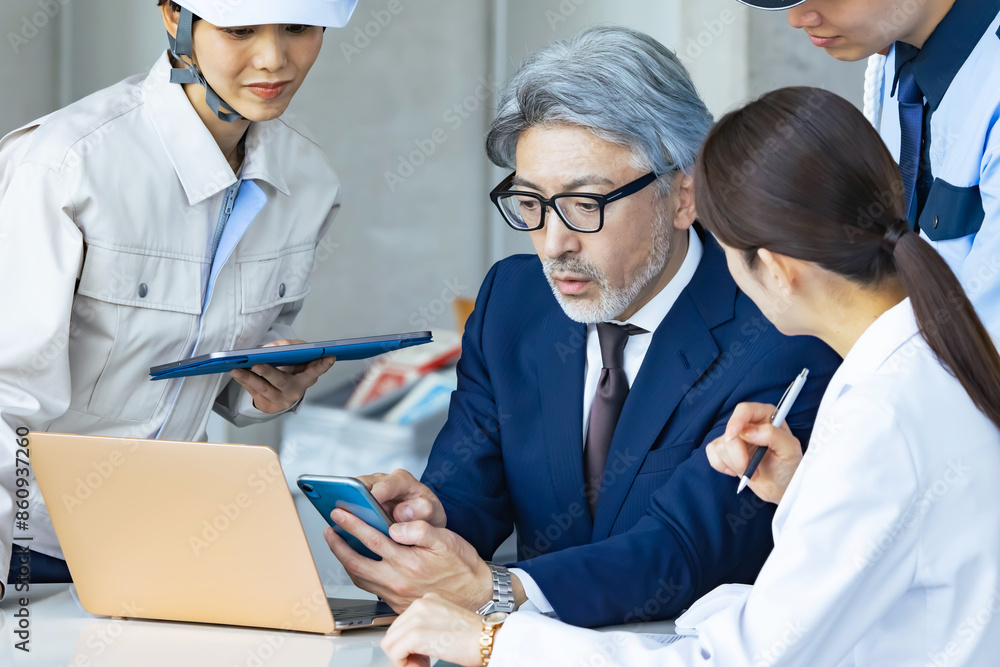 Aufkleber 会議する様々な職業の人々（ビジネスマン・エンジニア・研究者・警備員）