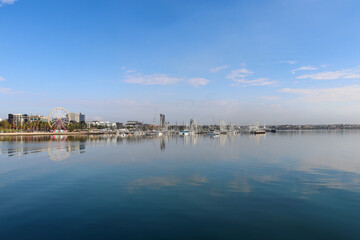 Obraz premium waterfront cityscape of the city of Geelong and marina and sea