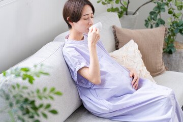 カフェインレスコーヒーを飲む妊婦　ライフスタイルイメージ