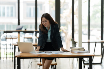 Asian business woman Give advice to customers via online.	