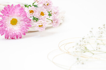 白背景　ピンクの菊のフラワーフレーム　明るく華やかなイメージ