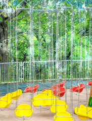 光を浴びて輝く遊園地の空中ブランコ　縦