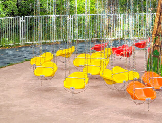 光を浴びて輝く遊園地の空中ブランコ　横