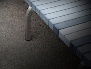 暗い雰囲気の公園のベンチ　ホラー