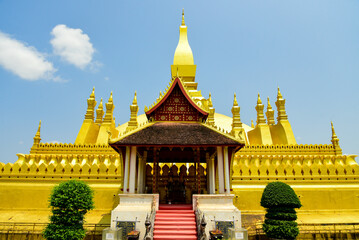 Naklejka premium ラオスの首都ヴィエンチャンにあるタート・ルアンのとても美しい風景The beautiful scenery of That Luang in Vientiane, the capital of Laos