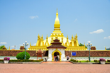 Naklejka premium ラオスの首都ヴィエンチャンにあるタート・ルアンのとても美しい風景The beautiful scenery of That Luang in Vientiane, the capital of Laos