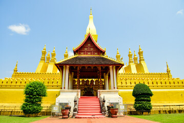 Naklejka premium ラオスの首都ヴィエンチャンにあるタート・ルアンのとても美しい風景The beautiful scenery of That Luang in Vientiane, the capital of Laos