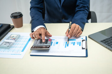 Obraz premium A banker in a suit works at a desk handling loans, analyzing client financial data, providing financial advice, dealing with stocks and the stock market, and studying economic situations.