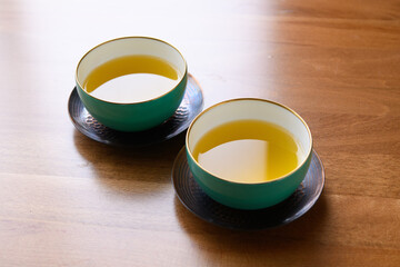 緑色の茶器と緑茶