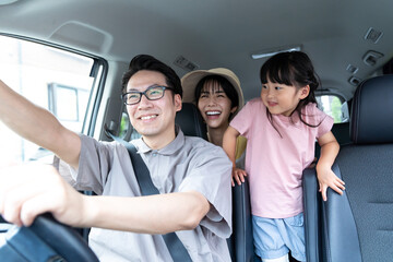 車で旅行に出かける家族イメージ