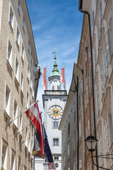Fototapeta premium Altes Rathaus mit Uhrturm in der Altstadt von Salzburg