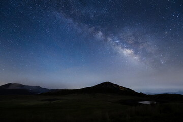 阿蘇の草千里の夜空に天の川が輝く