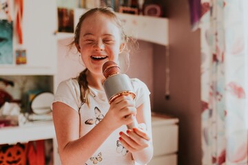 Happy girl with Down Syndrome singing © Rawpixel.com