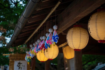 おかげ横丁の提灯とてるてる坊主