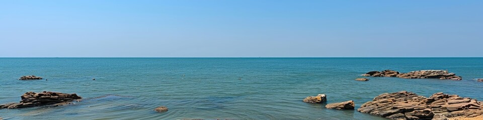 Obraz premium The ocean is calm and the sky is clear