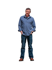 Naklejka premium Homme adulte vu de face, souriant , debout en chemise bleue et jean, mains dans les poches, en extérieur