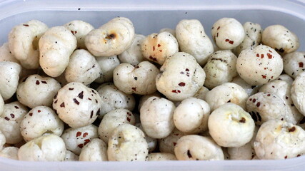 Makhana roasted in ghee with salt and black pepper. lotus seeds is a healthy, nutricious protein rich snack. Fox nut can be eaten by childnen. it is antiaging and helps in weight loss, manages sugar