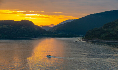 Wunderschöner sonnenuntergang,   japan