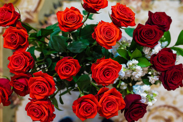 Naklejka premium Bouquet of red rose flowers top view background.