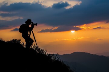 Fototapeta premium silhouette photographer who shoots sunset