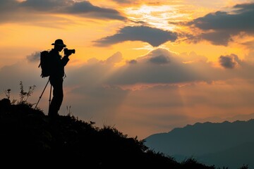 Fototapeta premium silhouette photographer who shoots sunset