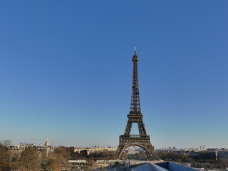 Fototapeta premium La Tour Eiffel par un ciel bleu