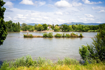 Fototapeta premium Ruhiger Flusslauf in idyllischer Landschaft – Naturschönheit pur